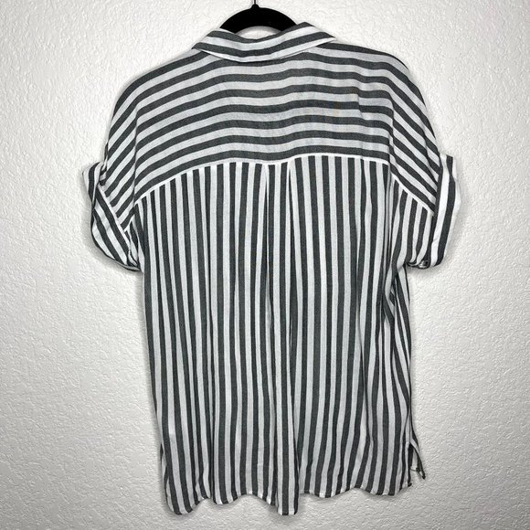 SOLD ON EBAY DOE + Rae Womens Gray and White Striped Button Up Top Size M - Picture 5 of 7